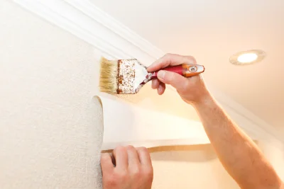 Pose de papier peint à Pancé — revêtements muraux et toiles de verre